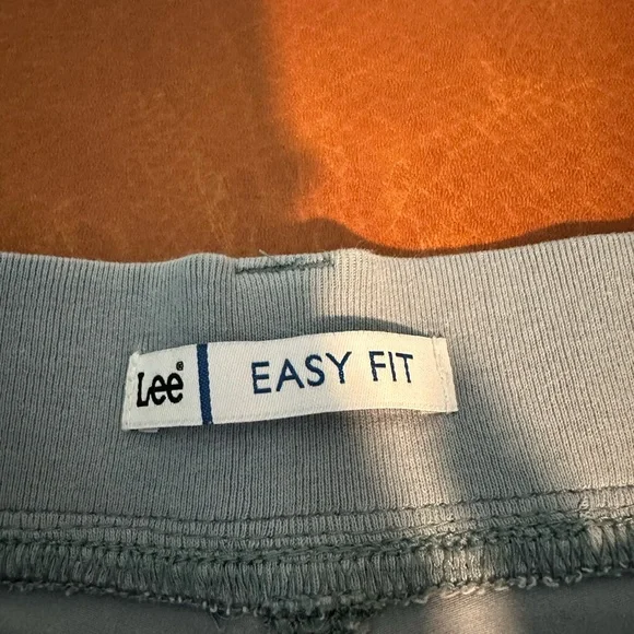 Lee easy fit light gray capris, 10, EUC - Picture 5 of 9